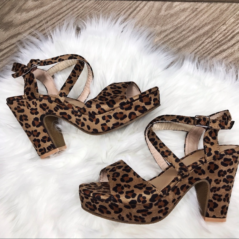 LAST PAIR Size 6,5❗️Leopard print Vegan Suede 🐆